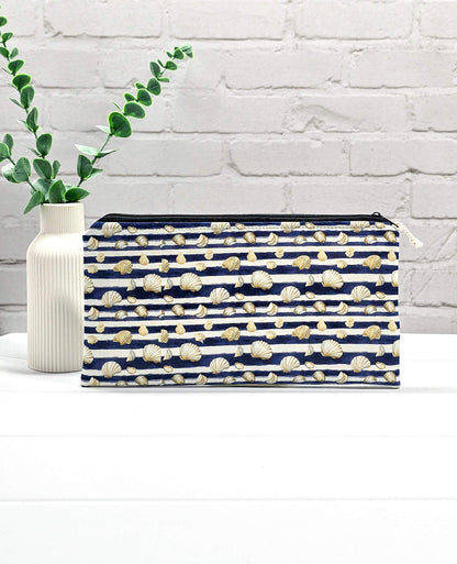 Flache, rechteckige Zip Pouch Runa mit dunkelblau-weißen Querstreifen und kleinen Muschelmotive, handgenäht in Bayern von Nadelmikado