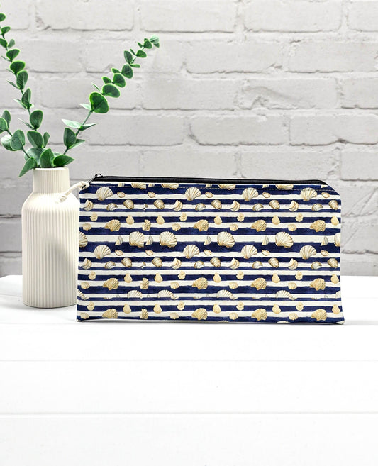 Flache, rechteckige Zip Pouch Runa mit dunkelblau-weißen Querstreifen und kleinen Muschelmotive, handgenäht in Bayern von Nadelmikado