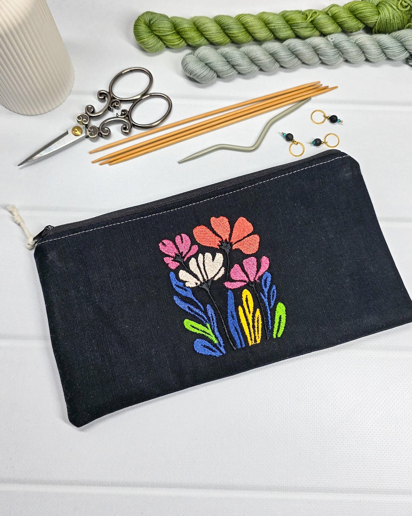 Zip Pouch Runa – Wildblumen auf Schwarz